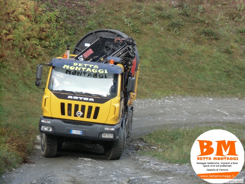 Camion Astra 8 x 8 con Gru Hiab 700 - Betta Montaggi Castello di Fiemme Trentino Dolomiti
