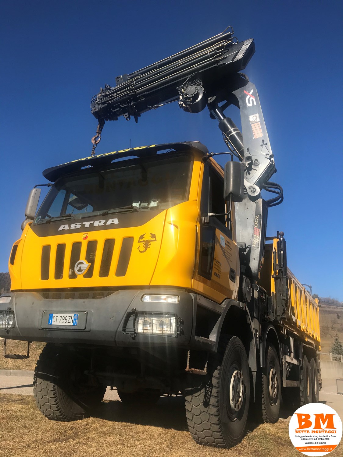 Camion Astra 8 x 8 con Gru Hiab 700 - Betta Montaggi Castello di Fiemme Trentino Dolomiti