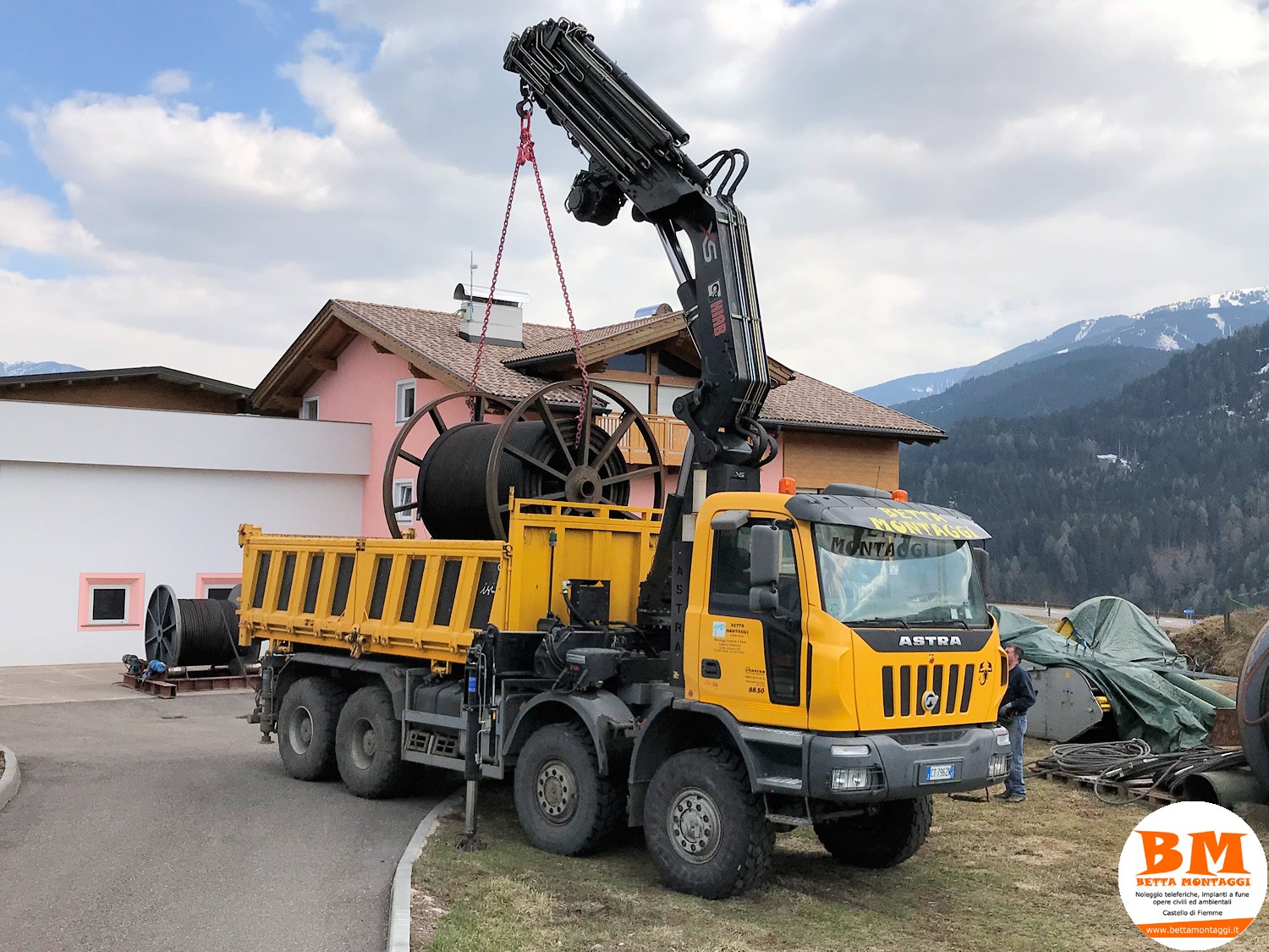 Camion Astra 8 x 8 con Gru Hiab 700 - Betta Montaggi Castello di Fiemme Trentino Dolomiti