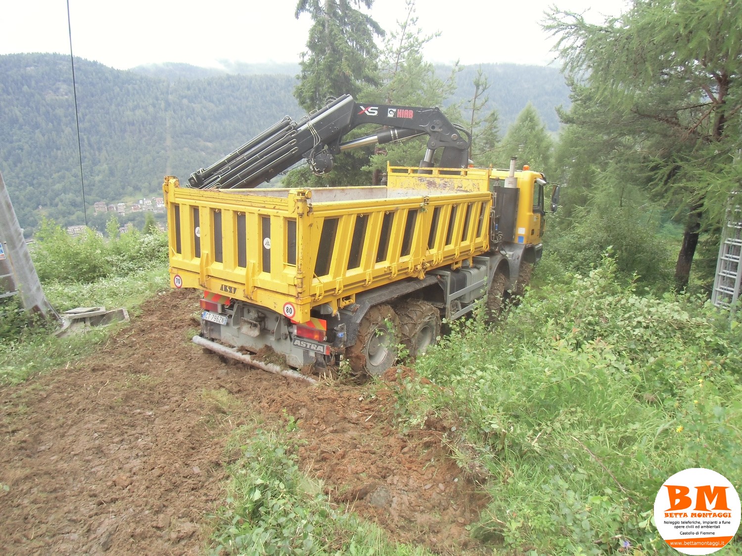Camion Astra 8 x 8 con Gru Hiab 700 - Betta Montaggi Castello di Fiemme Trentino Dolomiti